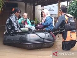 Baznas RI evakuasi warga terdampak banjir di Kembangan Jakarta Barat